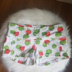 Low rise contour Fleo Strawberry booty shorts